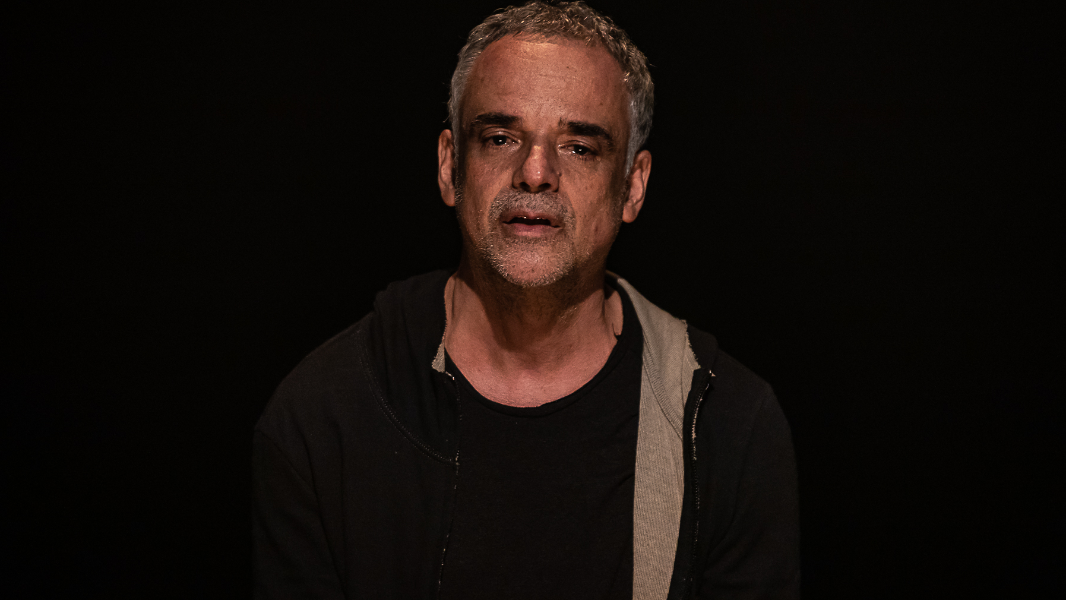 Image Um Precipício no Mar