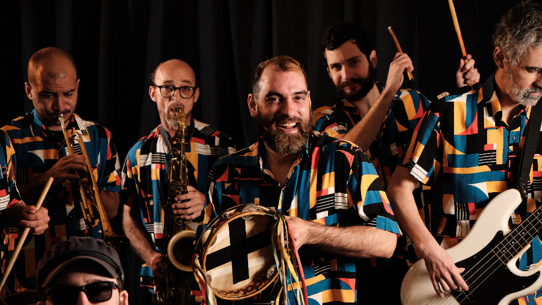 Image Deca Madureira & Orquestra Multicultural Brasílica - Armoriano