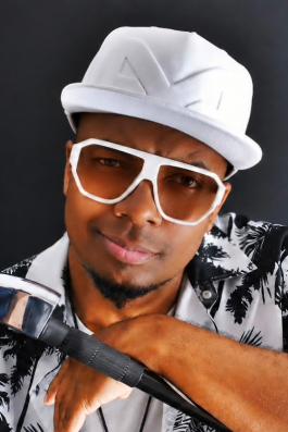 Cartaz de DJ Katatau - Discoteca Móvel Oneyda Alvarenga: Kombi do DJ