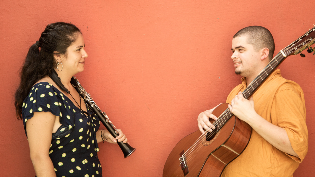 Image Duo Saracoteando - Retrato Basileiro