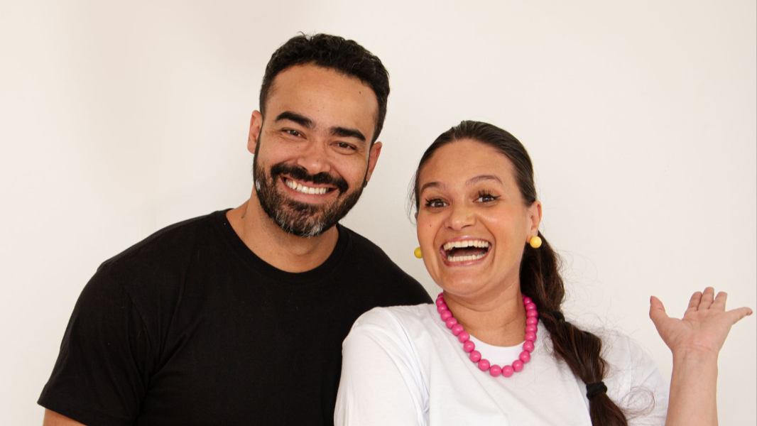 Image Menina Com Mãos de Mar