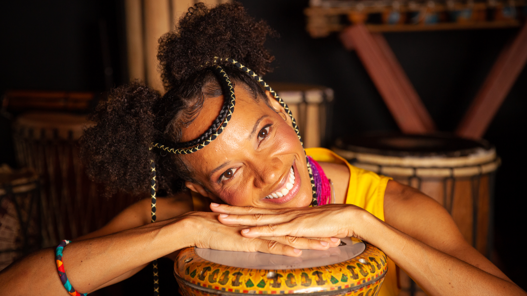 Image A Menina Akili e Seu Tambor Falante 