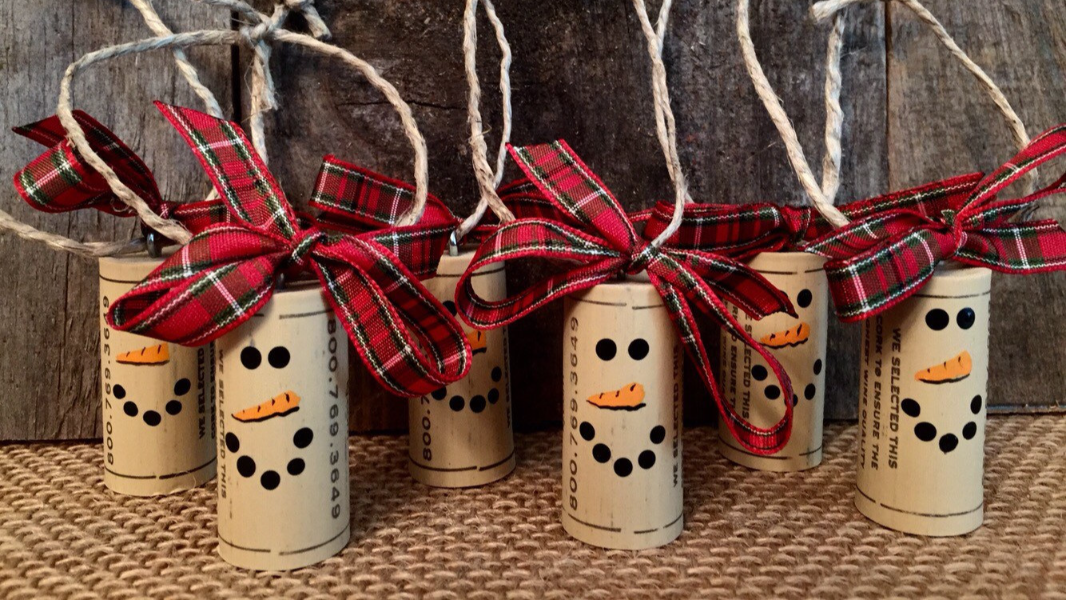 Image OFICINA DE ENFEITES NATALINOS: O BRILHO DO REUSO 