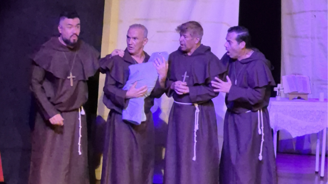 Image 4 Frades e 2 Bebês – Uma Santa Comédia