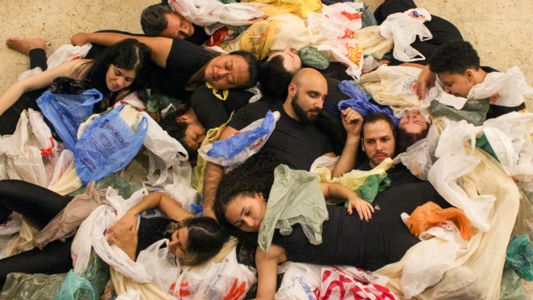 Image Ilhas de plástico ou Ideias para criar um paraquedas