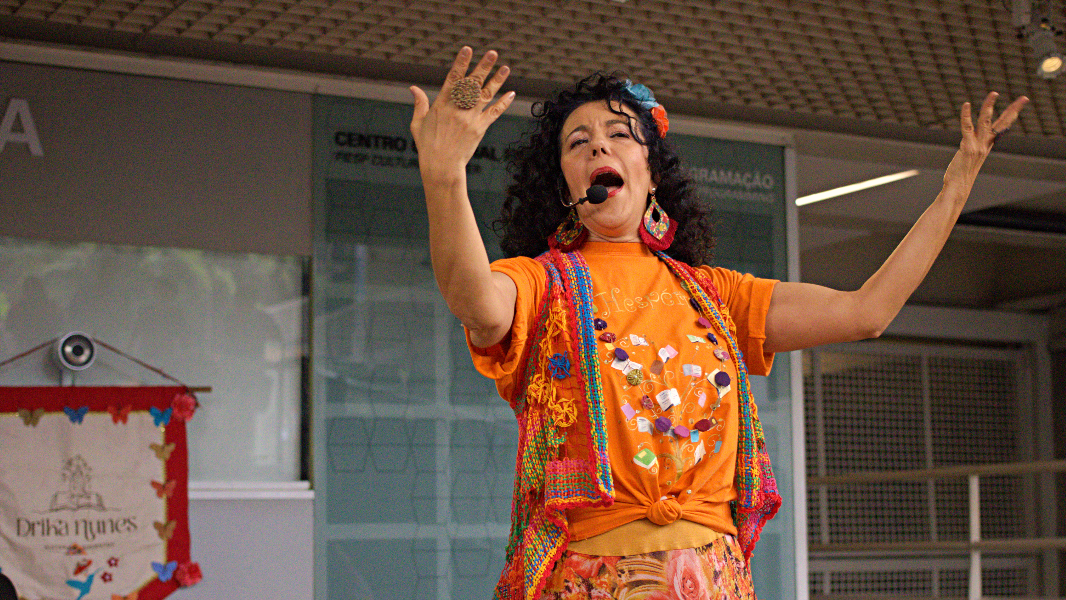 Image De braços dados com lobato - Uma viagem com tia Nastácia