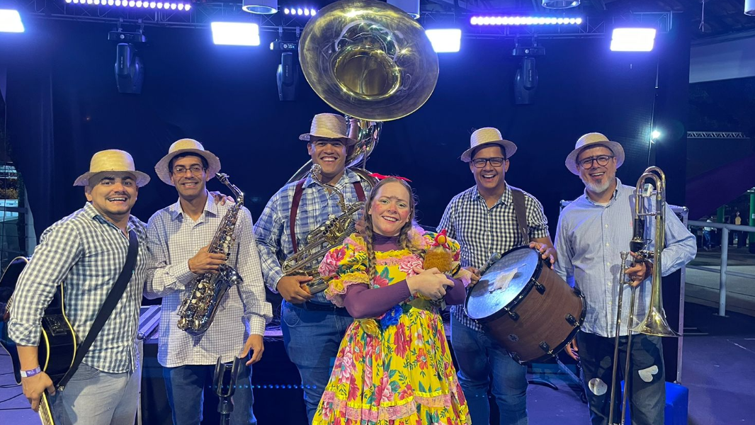 Image Contando Músicas e Tocando Causos