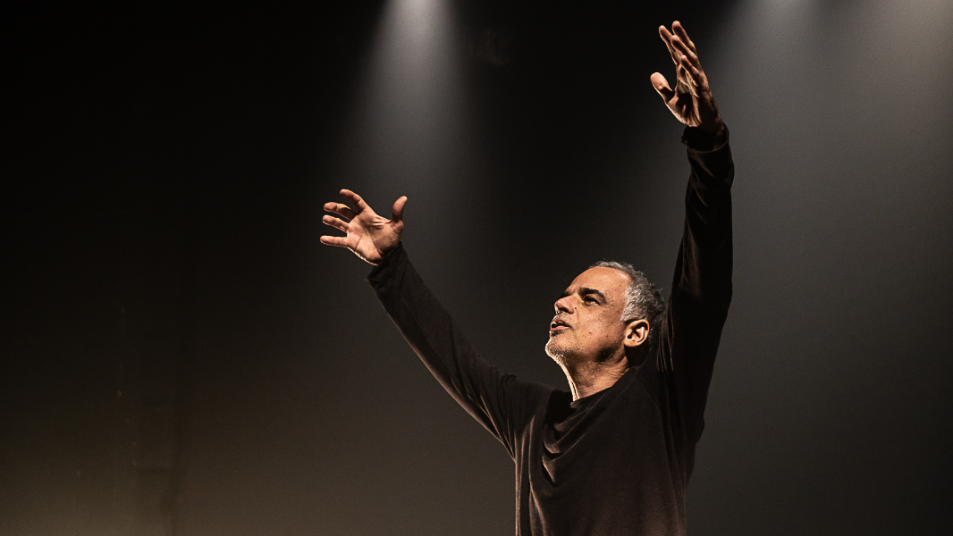 Image Um Precipício no Mar